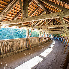 Holzbrücke zum Kloster St. Georgenberg
(Foto: www.silberregion-karwendel.com)